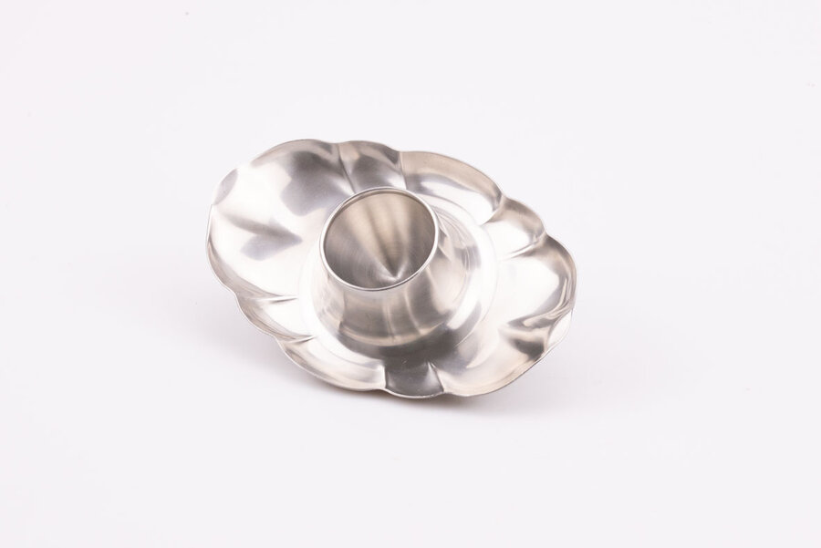 Ensemble de 2 coquetiers vintage en inox, l'un de la marque Cromargan WMF (Allemagne) conçu par l'artiste du Bauhaus Wilhelm Wagenfeld  et l'autre de la marque Effepi (Italie). 