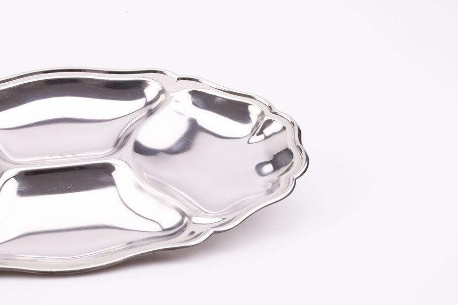 Joli plat à apéro à 4 compartiments en inox 18.