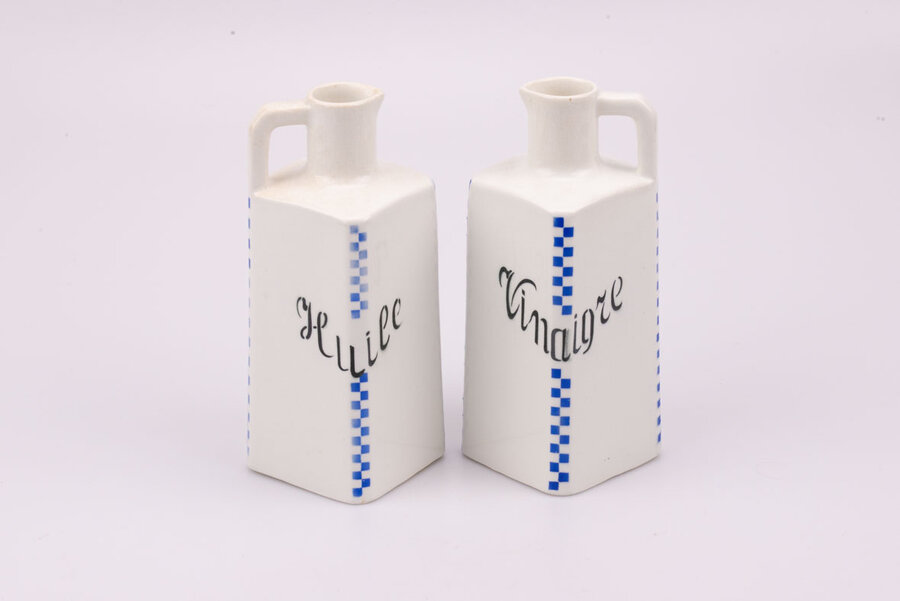 2 bouteilles: huile et vinaigre