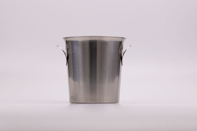 Seau à champagne de la marque française Couzon. En très bel état, l'intérieur est en inox brossé poli. 
