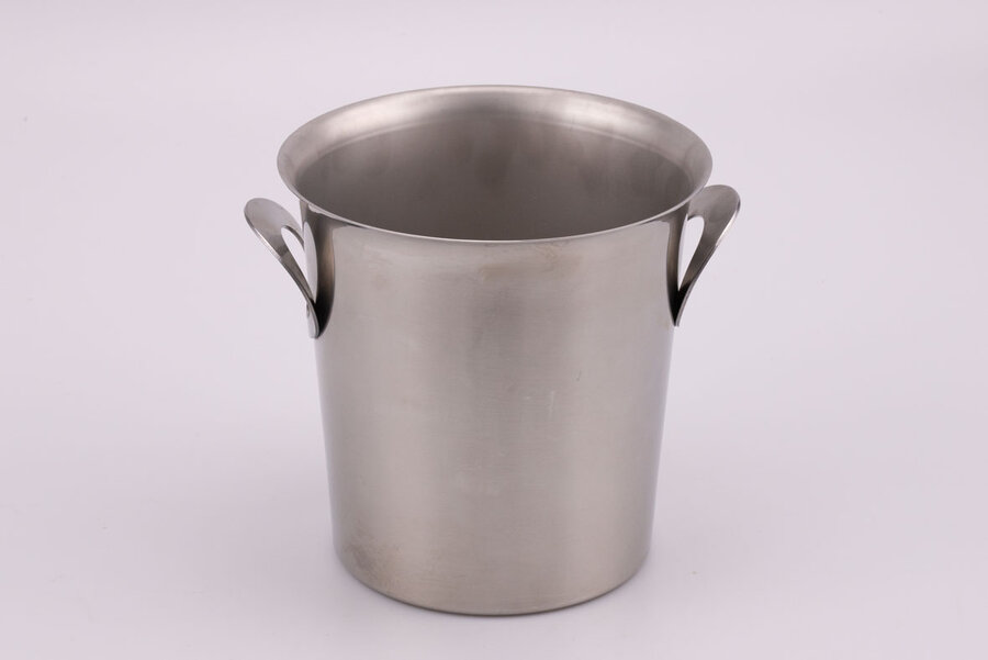 Seau à champagne de la marque française Couzon. En très bel état, l'intérieur est en inox brossé poli. 