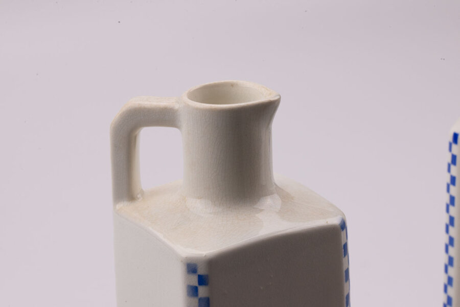 2 pots en parfait état réalisés par la manufacture impériale et royale de Nimy ( Belgique).