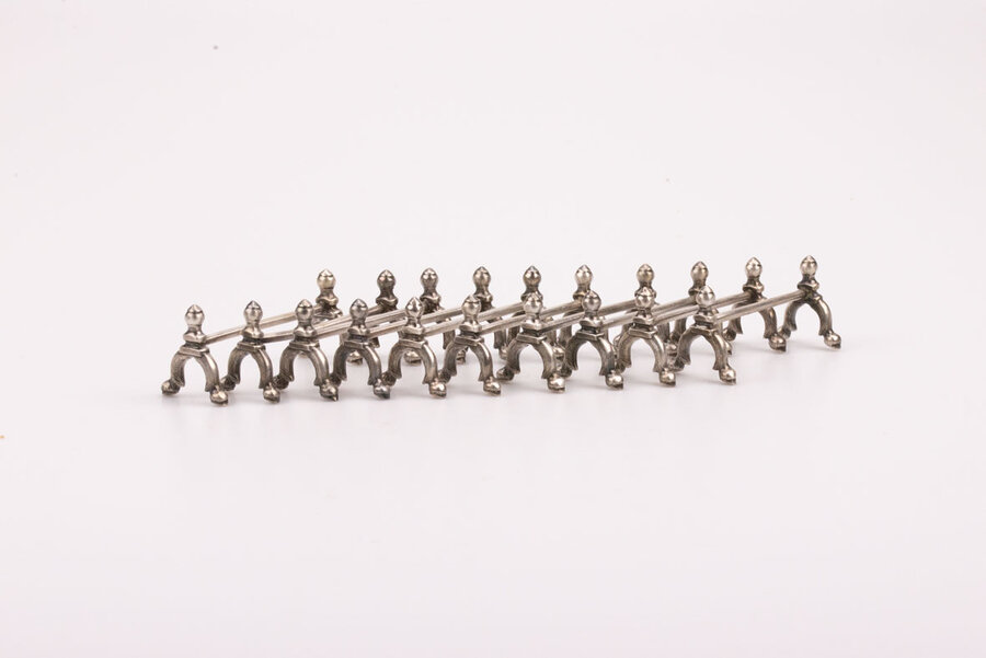 10 porte-couteaux en métal argenté fabriqués par l'orfèvre belge Bruno Wiskmenann. Poinçon OW sur chaque article.