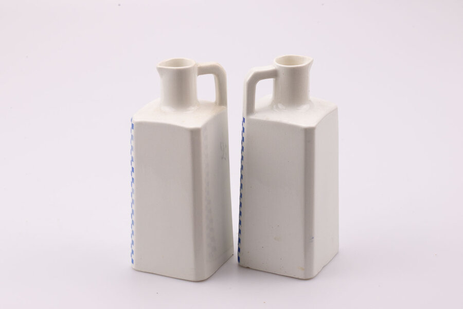 Pot à huile et pot à vinaigre en porcelaine blancs et bleus