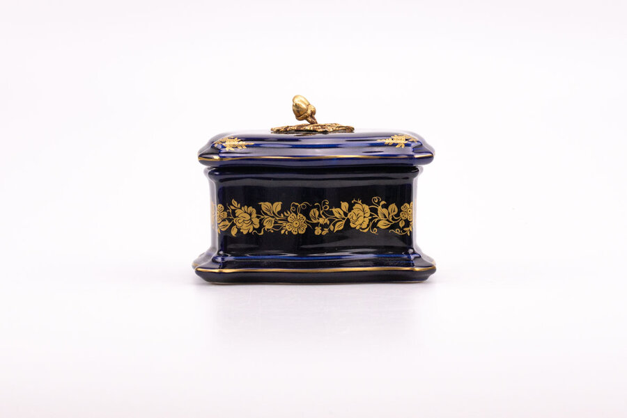 Une bonbonnière ancienne en porcelaine de Limoges 