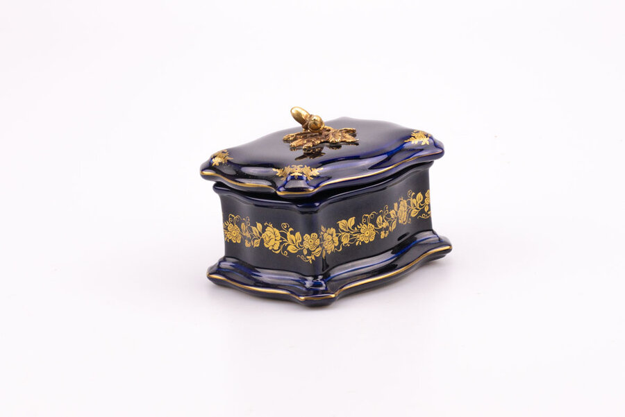 Une bonbonnière ancienne en porcelaine de Limoges 