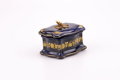 Une bonbonnière ancienne en porcelaine de Limoges 