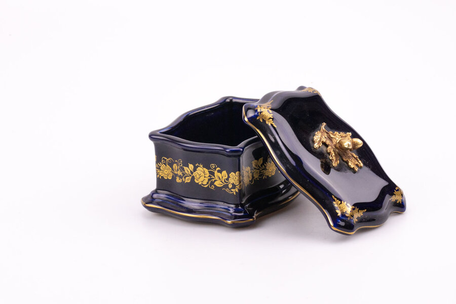 Une bonbonnière ancienne en porcelaine de Limoges 