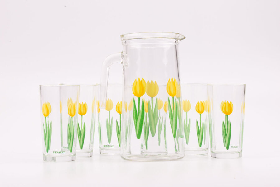 6 verres Renault avec motif floral, tulipes jaunes, et 1 cruche d'une capacité de 1,35 l.