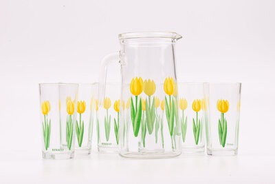 6 verres Renault avec motif floral, tulipes jaunes, et 1 cruche d'une capacité de 1,35 l.