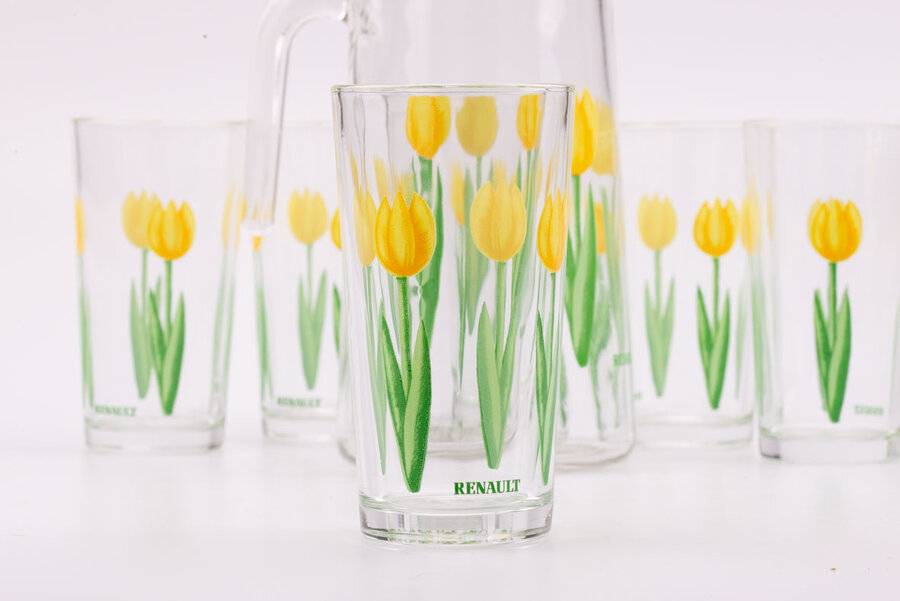 6 verres Renault avec motif floral, tulipes jaunes, et 1 cruche d'une capacité de 1,35 l.