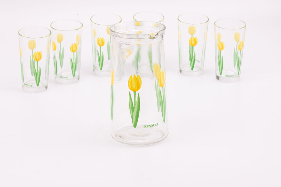 6 verres Renault avec motif floral, tulipes jaunes, et 1 cruche d'une capacité de 1,35 l.