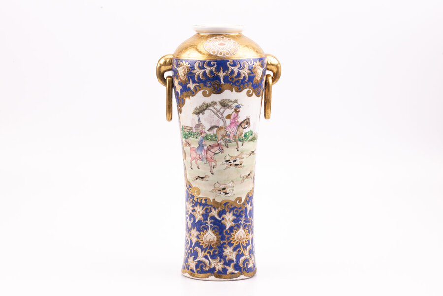 Magnifique vase chinois en porcelaine représentant une scène de chasse occidentale. 