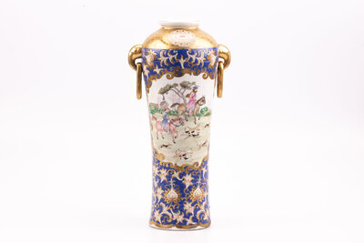 Magnifique vase chinois en porcelaine représentant une scène de chasse occidentale. 