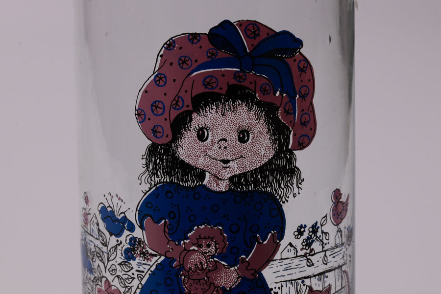Grand pot en verre avec une jolie illustration de petite fille par Wendy Mill, années 70, dans l'esprit de l'illustratrice de Sarah Kay