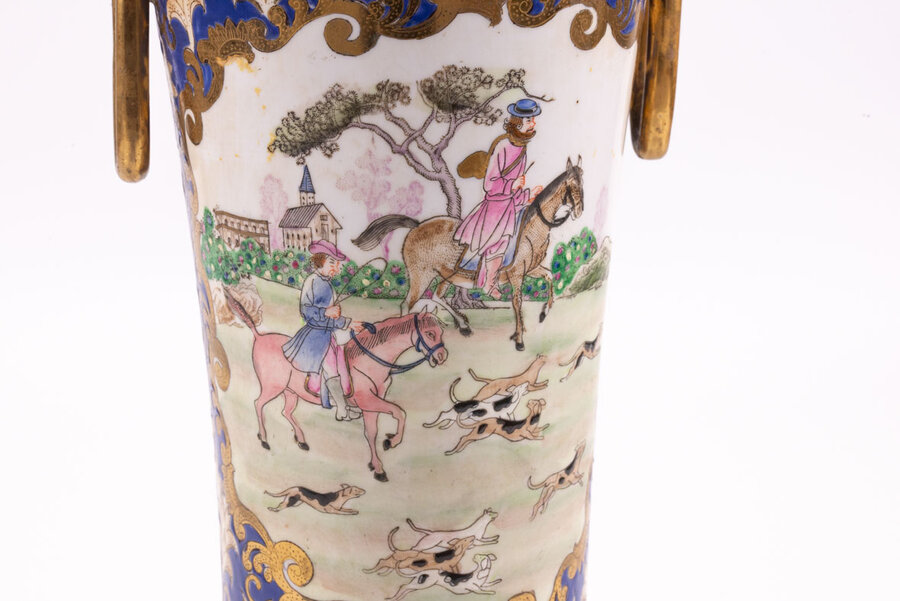 Magnifique vase chinois en porcelaine représentant une scène de chasse occidentale. 