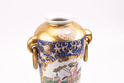 Magnifique vase chinois en porcelaine représentant une scène de chasse occidentale. 