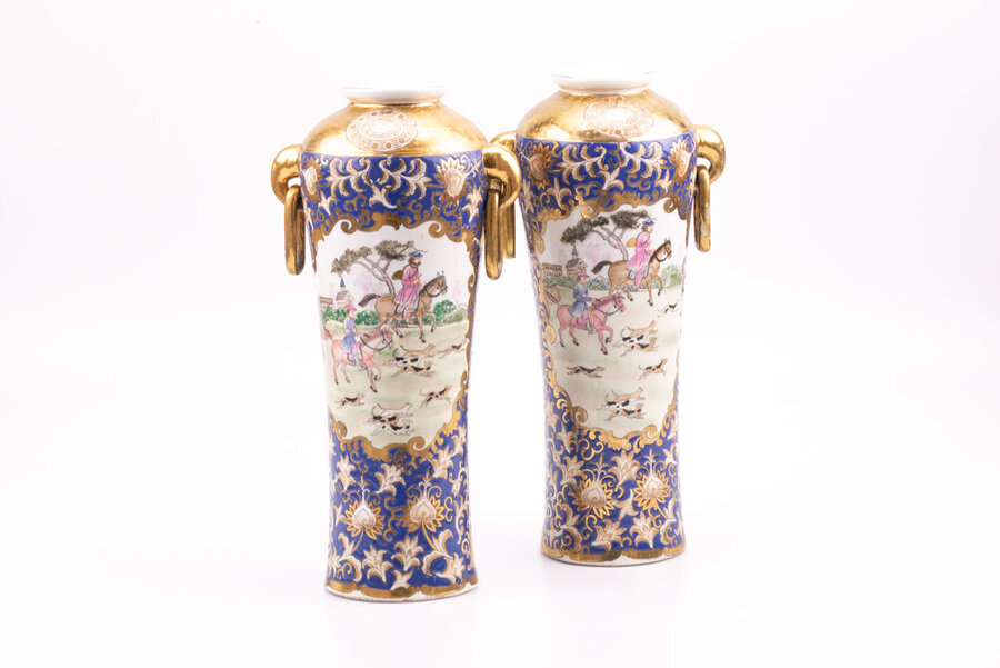 Magnifique vase chinois en porcelaine représentant une scène de chasse occidentale. 