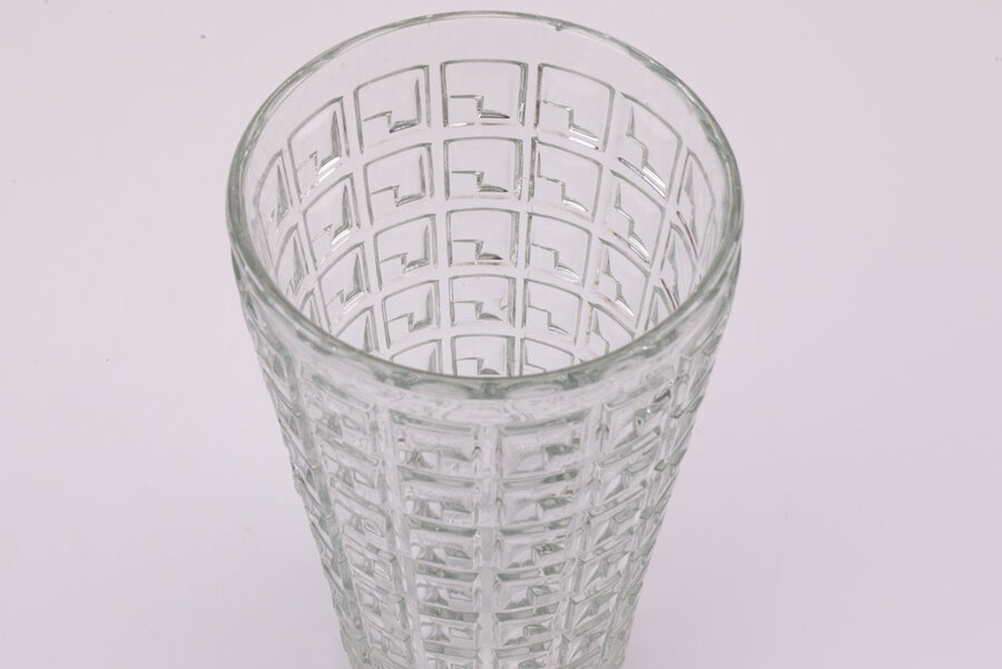 Grand vase en verre à motifs géométriques
