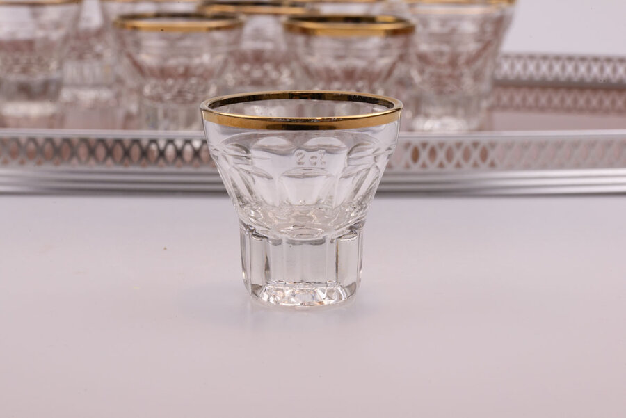 Verre à liqueur décoré d'un liseré doré, contenance 2 cl. 