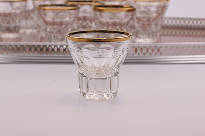 Verre à liqueur décoré d'un liseré doré, contenance 2 cl. 