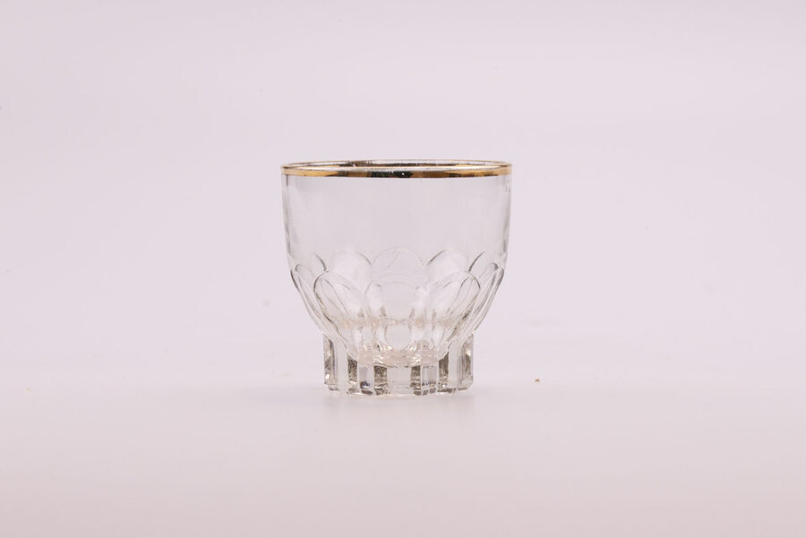 4 verres à liqueur, contenance 2 cl. Le verre est orné d'un liseret doré