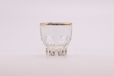4 verres à liqueur, contenance 2 cl. Le verre est orné d'un liseret doré
