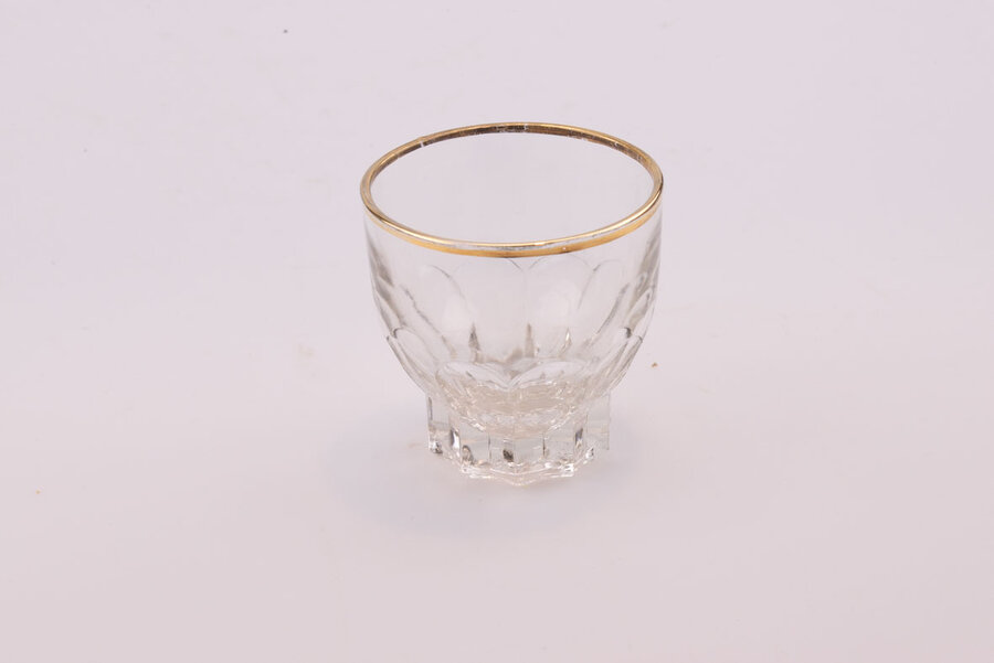 4 verres à liqueur, contenance 2 cl. Le verre est orné d'un liseret doré