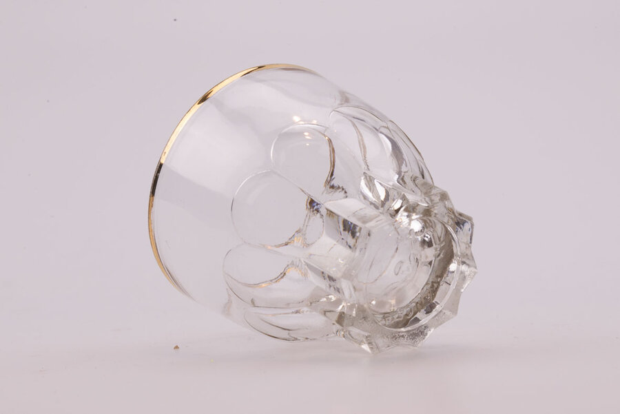 4 verres à liqueur, contenance 2 cl. Le verre est orné d'un liseret doré