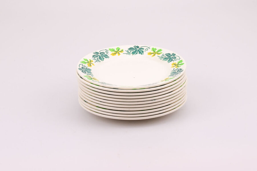 Assiette plate de la célèbre faïencerie Digoin Sarreguemines décorée par des feuilles d'arbres dans les tons vert 