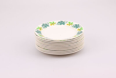 Assiette plate de la célèbre faïencerie Digoin Sarreguemines décorée par des feuilles d'arbres dans les tons vert 