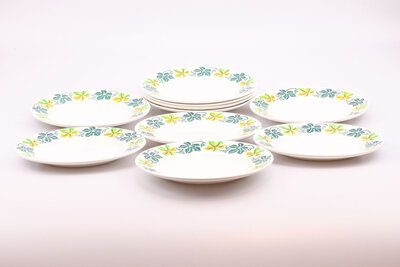 Assiette plate de la célèbre faïencerie Digoin Sarreguemines décorée par des feuilles d'arbres dans les tons vert 