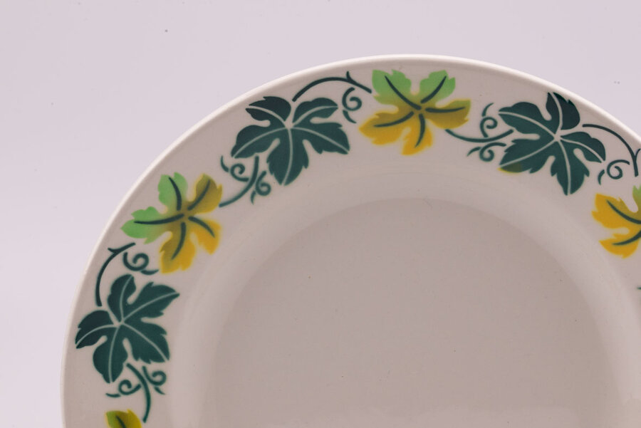 Splendide assiette de service de la célèbre faïencerie Digoin Sarreguemines décorée par des feuilles d'arbres dans les tons vert