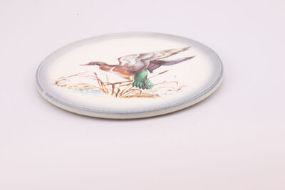 Un grand plat de service ou grand plateau, diamètre 33 cm, avec un très joli canard.
