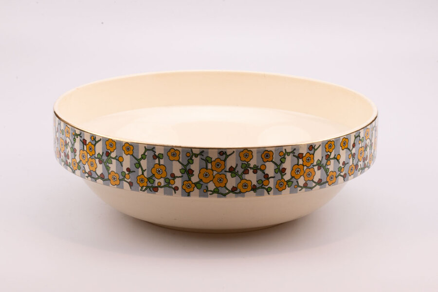 Réalisé au début du 20ème siècle et désigné par Josef Maria Olbrich (1867-1908), un des fondateurs  du mouvement de l’Art nouveau, cet ensemble est véritablement une pièce unique et dont nous sommes fiers de vous présenter ici. La cruche (hauteur 28 cm) est en bon état, et la vasque (diamètre 39 cm) a quant à elle une ébréchure d'environ 15 cm intérieur sur la paroi. 2 pièces magnifiques, témoins d'une époque, que les collectionneurs apprécieront ainsi que tous les amateurs de beaux objets qui ont une authentique et véritable histoire. 