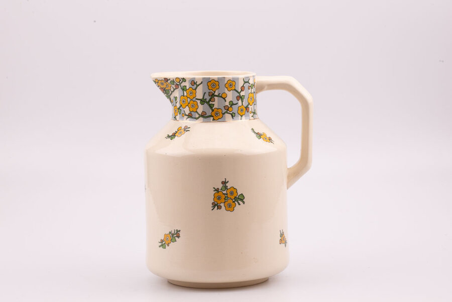 Réalisé au début du 20ème siècle et désigné par Josef Maria Olbrich (1867-1908), un des fondateurs  du mouvement de l’Art nouveau, cet ensemble est véritablement une pièce unique et dont nous sommes fiers de vous présenter ici. La cruche (hauteur 28 cm) est en bon état, et la vasque (diamètre 39 cm) a quant à elle une ébréchure d'environ 15 cm intérieur sur la paroi. 2 pièces magnifiques, témoins d'une époque, que les collectionneurs apprécieront ainsi que tous les amateurs de beaux objets qui ont une authentique et véritable histoire. 