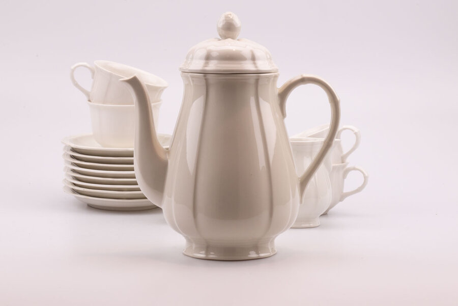 Service complet en porcelaine haut de gamme de la manufacture Villeroy & Boch, la collection Manoir (garanti lave-vaisselle). 