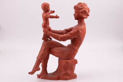 Sculpture en terre cuite de l'artiste bruxellois Paul Sersté (1910-2000), l'oeuvre "Mère à l'enfant" est signée sur le socle. 