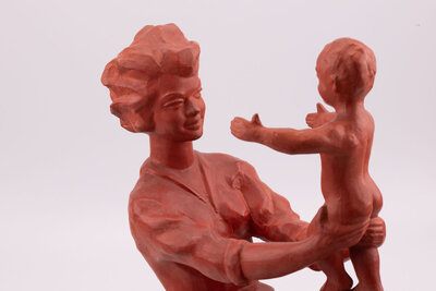 Sculpture en terre cuite de l'artiste bruxellois Paul Sersté (1910-2000), l'oeuvre "Mère à l'enfant" est signée sur le socle. 
