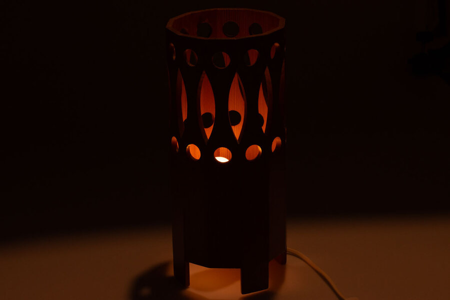 Lampe de chevet en pin, années 70, non signé.