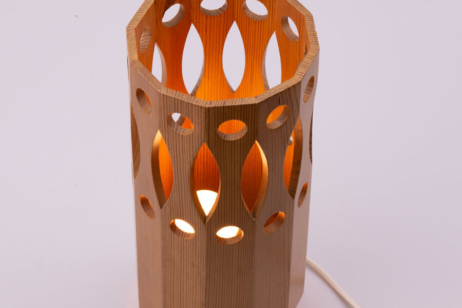 Lampe de chevet en pin, années 70, non signé.