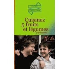 Comment transcender la recommandation " 5 fruits et légumes par jour " ? En imaginant des tapas light, en créant les salades les plus inattendues, en revisitant astucieusement les cuisines du monde. En se préparant également des petits plats "détox" savoureux. Et en finissant le repas par d'incontournables et imaginatives douceurs sucrées où les fruits et légumes sont à la fête. Dans l'assiette, que du plaisir en se faisant du bien.