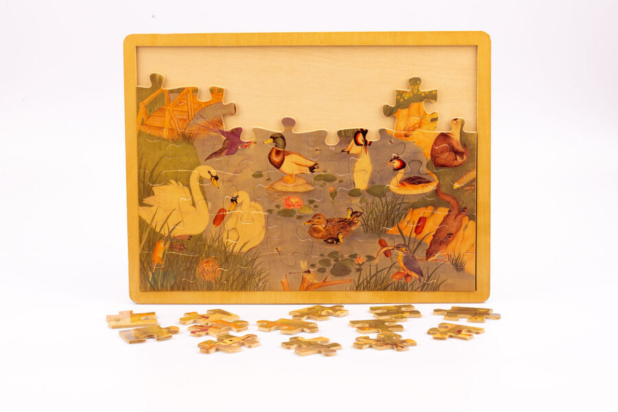 Un grand puzzle en bois en très bon état représentant la faune aquatique 