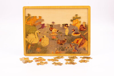 Un grand puzzle en bois en très bon état représentant la faune aquatique 