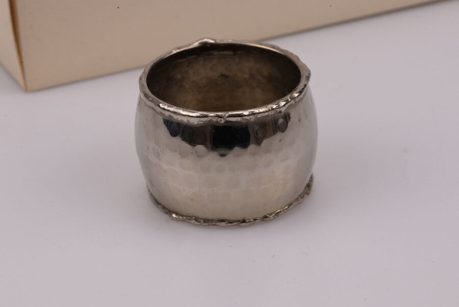 Ensemble de 4 ronds de serviette en métal dans leur emballage d'origine. 