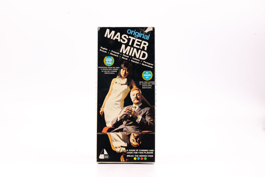 Le Mastermind est un jeu indémodable des années 70 pour 2 joueurs. Jeu de réflexion et de déduction dont le but est de trouver un code (couleur et positions de 4 pions). Le jeu est en très bon état (plateau, pions),  la boite est un peu abimée