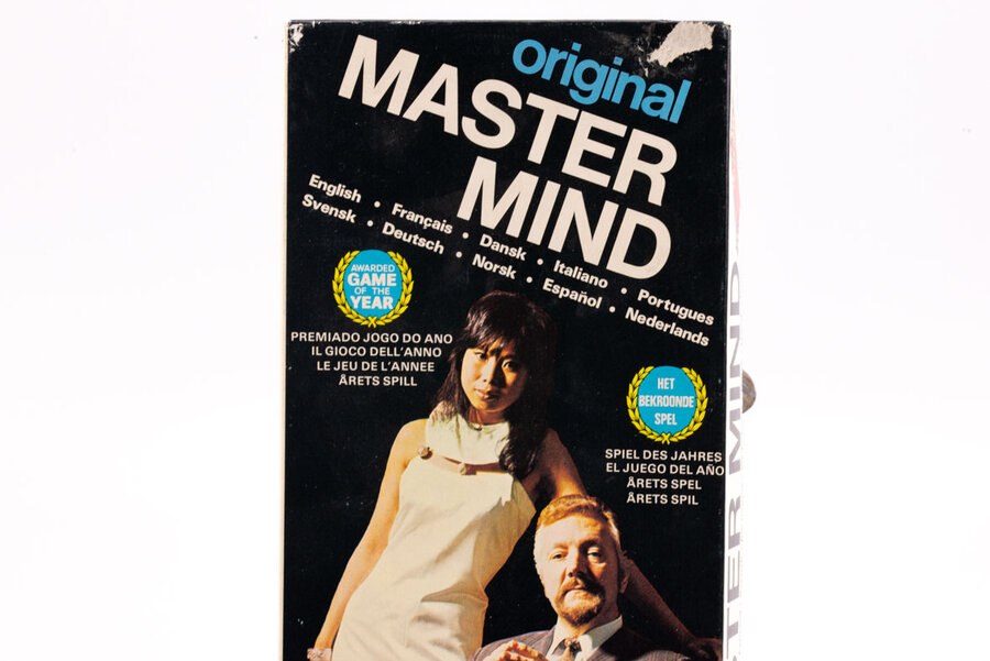 Le Mastermind est un jeu indémodable des années 70 pour 2 joueurs. Jeu de réflexion et de déduction dont le but est de trouver un code (couleur et positions de 4 pions). Le jeu est en très bon état (plateau, pions),  la boite est un peu abimée