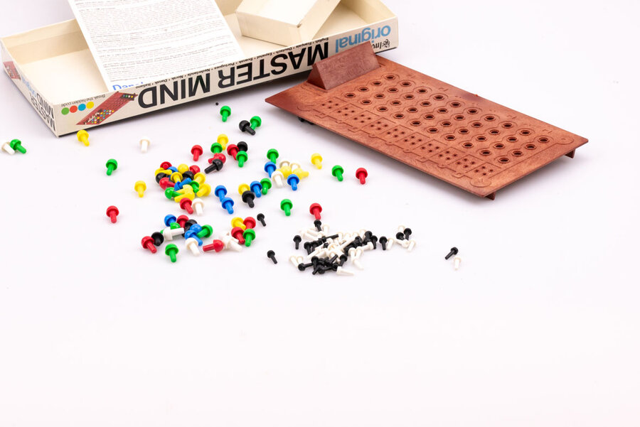 Le Mastermind est un jeu indémodable des années 70 pour 2 joueurs. Jeu de réflexion et de déduction dont le but est de trouver un code (couleur et positions de 4 pions). Le jeu est en très bon état (plateau, pions),  la boite est un peu abimée