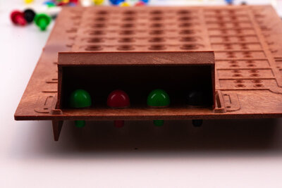 Le Mastermind est un jeu indémodable des années 70 pour 2 joueurs. Jeu de réflexion et de déduction dont le but est de trouver un code (couleur et positions de 4 pions). Le jeu est en très bon état (plateau, pions),  la boite est un peu abimée