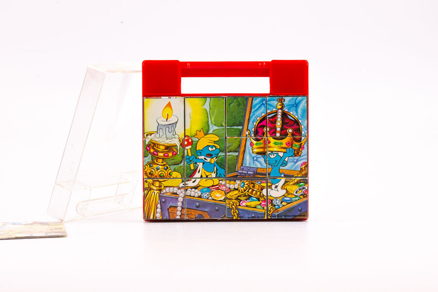 Jeu en cubes qui date de 1982 © Peyo et qui donne à l'enfant de réaliser 6 puzzles différents ( les 6 faces du cube). Traces d'usure normales du temps sur la boite, système de fermeture abimé